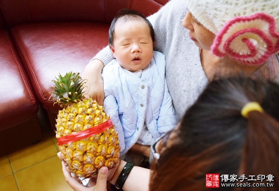 剃胎毛、滿月剃頭、嬰兒剃頭、嬰兒理髮、嬰兒剃髮、嬰兒剃胎毛、嬰兒滿月剃頭、寶寶剃頭、剃胎毛儀式、剃胎毛吉祥話、滿月剃頭儀式、滿月剃頭吉祥話、寶寶剃胎毛、寶寶滿月剃頭理髮、 苗栗後龍剃胎毛、苗栗後龍滿月剃頭、 苗栗後龍嬰兒剃頭剃胎毛、苗栗後龍嬰兒理髮、苗栗後龍嬰兒剃髮、吳寶寶(苗栗後龍到府嬰兒寶寶滿月剃頭理髮、免費到府嬰兒剃胎毛儀式吉祥話)。到府剃頭剃胎毛主持、專業拍照、DVD光碟、證書。★購買「臍帶章、肚臍章、胎毛筆刷印章」贈送：剃頭、收涎、抓周，三選一。2016.01.12 照片10